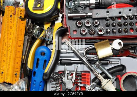Nahaufnahme von zufälligen Werkzeugen in der Schublade, Draufsicht Stockfoto