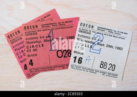 Zwei Konzertkarten für 027 und 028 Plätze im Kreis von 1980 und BB20 in den Ständen von 1982 für Genesis in Hammersmith Odeon, London, UK Stockfoto