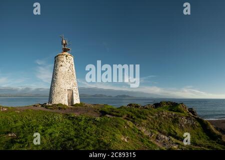 Nordwales Küste und Goleudy Tŵr Bach Leuchtturm, Großbritannien Stockfoto