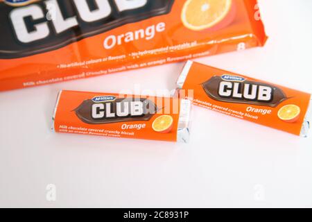 McVities Club Schokoladenriegel, Orange Club Biscuit, auf weiß Stockfoto