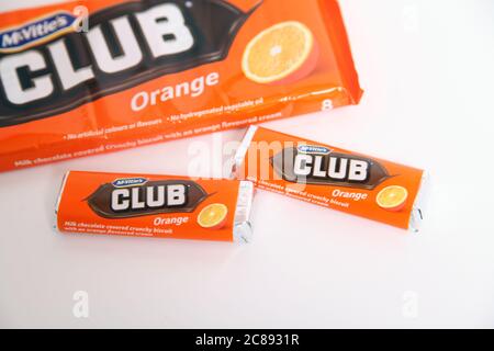 McVities Club Schokoladen-Bars, Orangengeschmack, auf Weiß Stockfoto