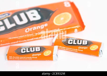 McVities Club Schokoladen-Bars, Orangengeschmack, auf Weiß Stockfoto