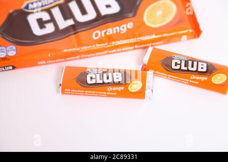 McVities Club Schokoladenriegel, Orange Club Biscuit, auf weiß Stockfoto