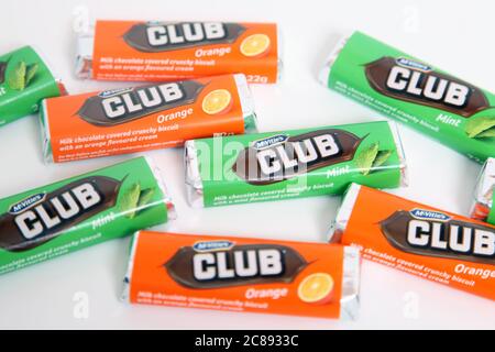 Eine Mischung aus McVities Club Schokolade Keksbars Mint und Orange Geschmack auf weißem Hintergrund Stockfoto