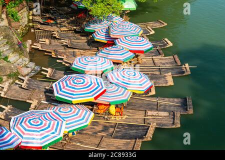 Guilin, Guangxi, China Boote auf dem Li Fluss. Stockfoto