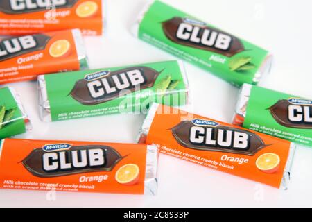 Eine Mischung aus McVities Club Schokolade Keksbars Mint und Orange Geschmack auf weißem Hintergrund Stockfoto