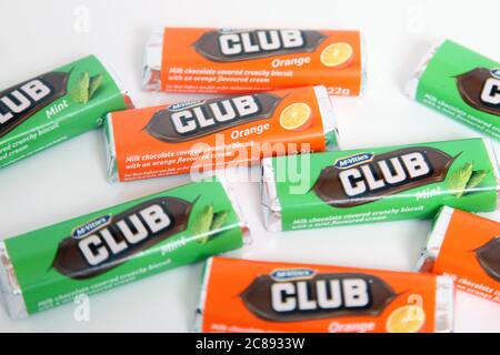 Eine Mischung aus McVities Club Schokolade Keksbars Mint und Orange Geschmack auf weißem Hintergrund Stockfoto