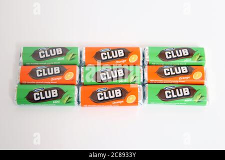 Eine Mischung aus McVities Club Schokolade Keksbars Mint und Orange Geschmack in einem Rechteck Block auf weißem Hintergrund angeordnet Stockfoto