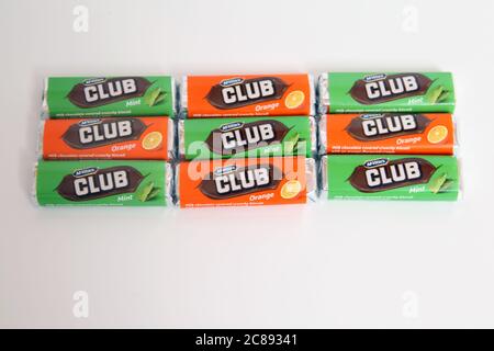 Eine Mischung aus McVities Club Schokolade Keksbars Mint und Orange Geschmack in einem Rechteck Block auf weißem Hintergrund angeordnet Stockfoto