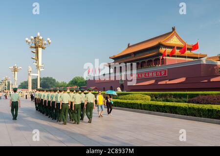 PEKING, CHINA - 24. JUNI 2014: Soldaten marschieren vor dem Tiananmen-Tor an Touristen vorbei. Stockfoto