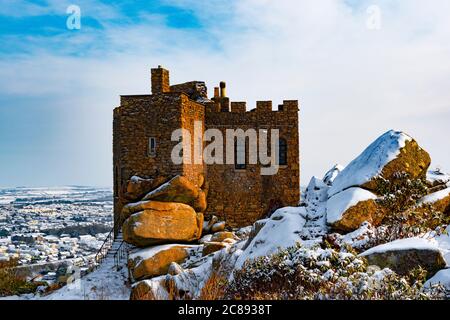 Am frühen Morgen Winter Sonne Highlights Carn Brea Burg, die die Stadt redruth in cornwall, england überblickt. Stockfoto