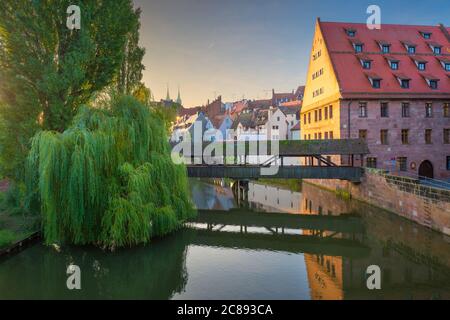 Henkersteg in Nürnberg, Deutschland an der Pegnitz bei Sonnenaufgang. Stockfoto