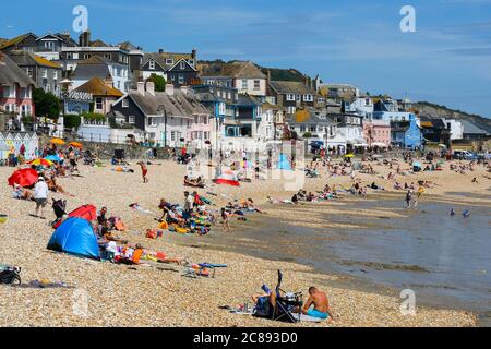 Lyme Regis, Dorset, Großbritannien. Juli 2020. Wetter in Großbritannien. Sonnenanbeter und Urlauber strömen an einem weiteren Tag sengenden heißen Sonnenscheins zum Strand des Seebadeorts Lyme Regis in Dorset. Bildquelle: Graham Hunt/Alamy Live News Stockfoto