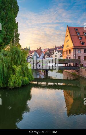 Henkersteg in Nürnberg, Deutschland an der Pegnitz bei Sonnenaufgang. Stockfoto