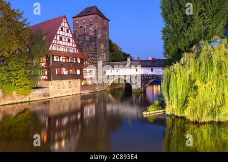 Nürnberg, Deutschland bei Dämmerung an der Hängebrücke. Stockfoto