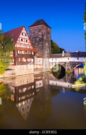 Nürnberg, Deutschland bei Dämmerung an der Hängebrücke. Stockfoto