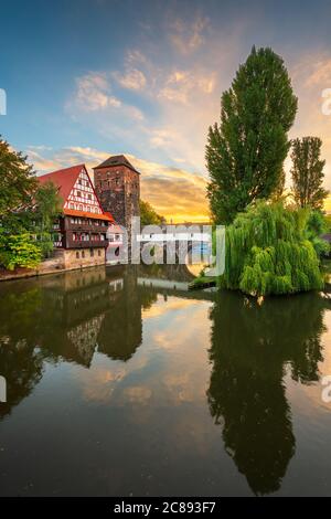 Nürnberg, Deutschland bei Sonnenaufgang an der Hängebrücke an der Pegnitz. Stockfoto