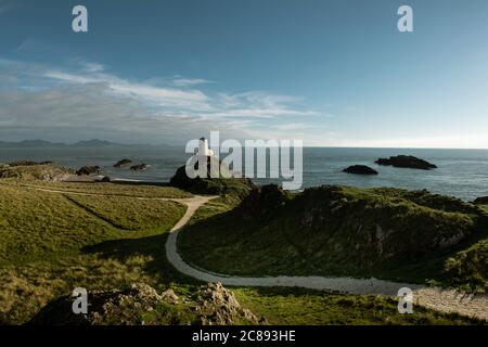 Nordwales Küstenlandschaft mit dem Llanddwyn Lighthouse, Großbritannien Stockfoto