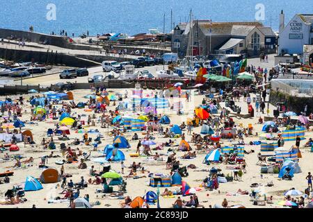 Lyme Regis, Dorset, Großbritannien. Juli 2020. Wetter in Großbritannien. Sonnenanbeter und Urlauber strömen an einem weiteren Tag sengenden heißen Sonnenscheins zum Strand des Seebadeorts Lyme Regis in Dorset. Bildquelle: Graham Hunt/Alamy Live News Stockfoto