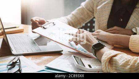 Asiatische Business-Berater-Treffen zu analysieren und zu diskutieren, die Situation auf dem Finanzbericht im Tagungsraum.Investment Consultant, Finanzen Stockfoto
