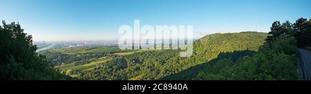 Panoramablick vom Leopoldsberg über die Hügel des Wienerwaldes mit Kahlenberg und der Stadt am Morgen. Stockfoto