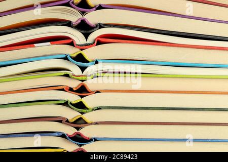 Öffnen Sie Bücher aus der Nähe, Stapel von bunten Büchern Stockfoto