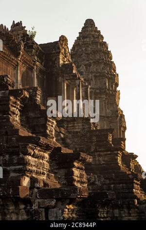 Der Tempelkomplex von Angkor Watt, Kambodscha, frühmorgendliche Sonne mit Blick auf Türme Stockfoto