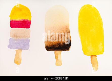 Drei verschiedene Popsicles auf Stöcken, handbemalt von Aquarellfarben auf cremigem Strukturpapier Stockfoto