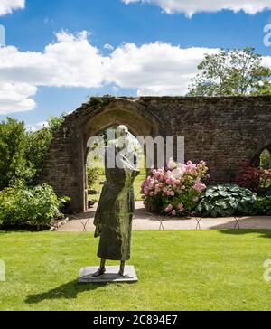 Kunstwerke in den Gärten des Bishop's Palace der Wells Cathedral Stockfoto