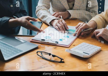 Business Corporate Brainstorming, Planung Strategie mit einer Diskussion Analyse Investition Recherche mit Diagramm im Büro Stockfoto