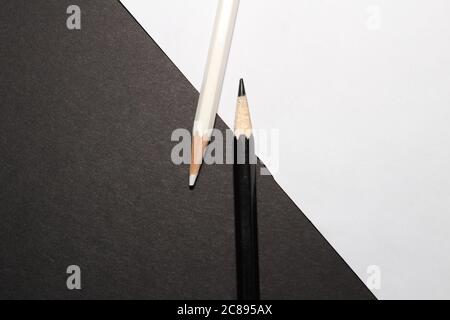 Nahaufnahme von schwarz-weißen Farbstiften auf schwarzem und weißem Hintergrund Stockfoto