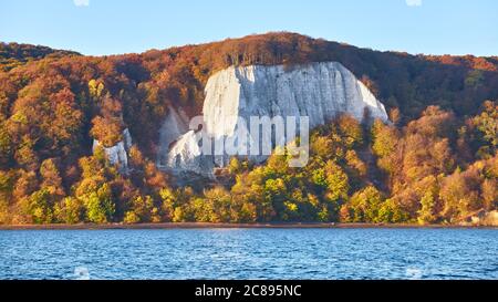 Panoramablick auf die Kreidefelsen der Rügen Insel bei Sonnenaufgang, Deutschland. Stockfoto