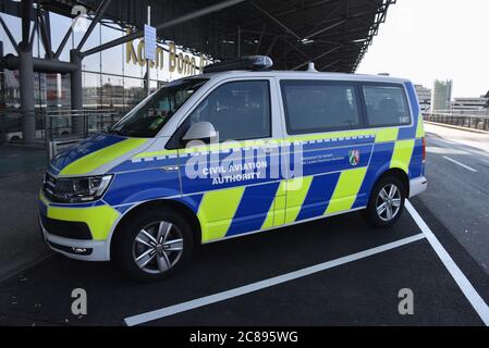 22. Juli 2020, Nordrhein-Westfalen, Köln: Vor Terminal 1 am Flughafen Köln/Bonn ist ein Einsatzfahrzeug der Zivilluftfahrt des Verkehrsministeriums des Landes Nordrhein-Westfalen geparkt. Foto: Horst Galuschka/dpa Stockfoto