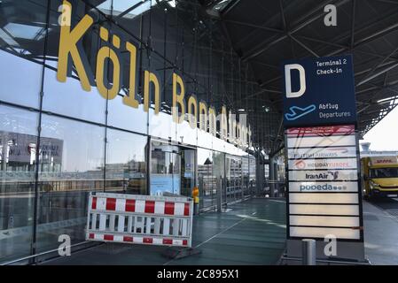 22. Juli 2020, Nordrhein-Westfalen, Köln: Der Eingang zum Terminal 1 des Flughafens Köln/Bonn. Foto: Horst Galuschka/dpa Stockfoto