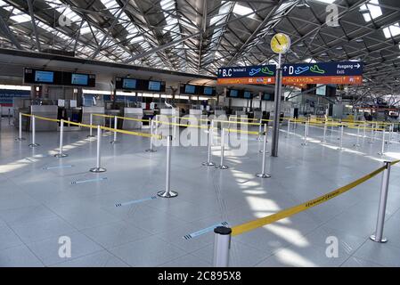 22. Juli 2020, Nordrhein-Westfalen, Köln: Die leere Schalterhalle im Terminal 1 am Flughafen Köln-Bonn. Foto: Horst Galuschka/dpa Stockfoto