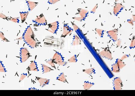 Bleistift, Spitzer und Späne auf weißer Papieroberfläche Stockfoto