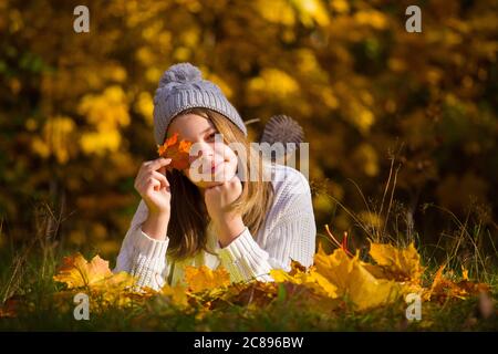 Portrait von hübsches nettes junges Mädchen im Herbst Park, Hintergrund mit Platz für Text kopieren Stockfoto