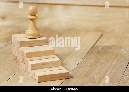 Schachfigur auf dem höchsten Schritt, Konzept für den Erfolg Stockfoto