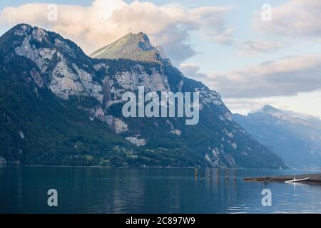 Der Walensee und ein Teil der Bergkette der Churfirsten, Landschaft im Kanton St. Gallen in der Schweiz Stockfoto