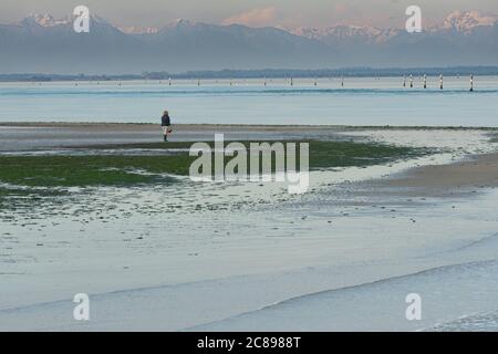 Lignano Sabbiadoro Lagune mit den Julischen alpen im Hintergrund. Italienische Meereslandschaft. Region Friaul Julisch Venetien, Italien. Stockfoto