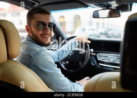 Rückansicht Nahaufnahme Foto. Aktiver Fahrer wird Ihnen die besten Sehenswürdigkeiten der Stadt zeigen. Stockfoto