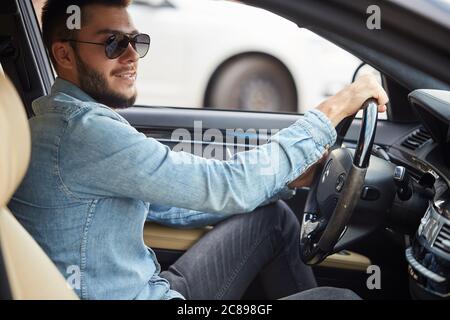 Guter Fahrer mit einer schnellen Reaktion. Nahaufnahme Seitenansicht Foto Stockfoto