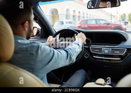 Experte in der Fahrt. Vorsichtiger Fahrer hielt das Auto vor dem Unfall. Rückansicht Foto-Kopie Raum Stockfoto