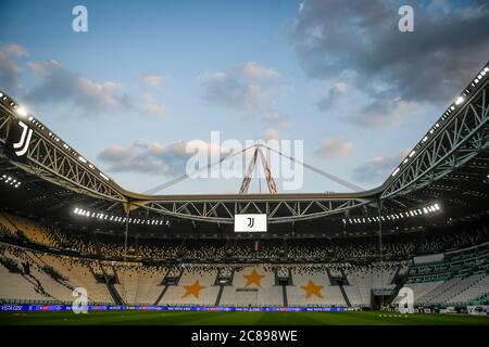 Turin, Italien - 20. Juli 2020: Gesamtansicht zeigt Allianz Stadion vor der Serie A Fußballspiel zwischen Juventus FC und SS Lazio. Der italienische Fußball wird nach dem Ausbruch der Coronavirus-Krankheit COVID-19 hinter verschlossenen Türen wieder aufgenommen. Juventus FC gewann 2-1 gegen die SS Lazio. Quelle: Nicolò Campo/Alamy Live News Stockfoto