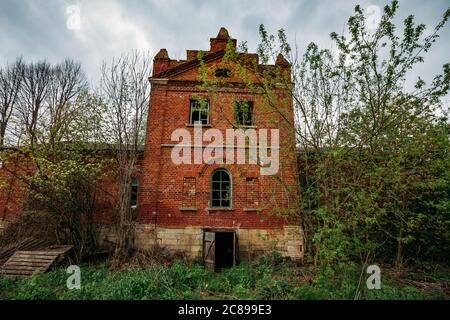 Alte verlassene rote Backsteinvilla. Ehemaliges Herrenhaus Bikovo, Region Lipetsk Stockfoto