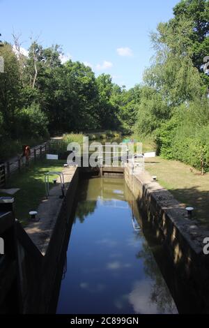 Schleusen Sie Tore auf einem ländlichen Kanal Stockfoto