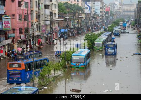 Fahrzeuge versuchen zu fahren und Bürger laufen am 22. Juli 2020 durch die Straßen von Dhaka in Bangladesch. Starker Monsunregen verursachte e Stockfoto