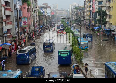 Fahrzeuge versuchen zu fahren und Bürger laufen am 22. Juli 2020 durch die Straßen von Dhaka in Bangladesch. Starker Monsunregen verursachte e Stockfoto