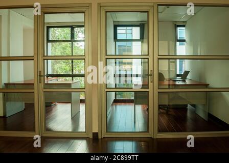 Innenräume von Büros in Gebäude, sauber und klar Platz, Innenschreibtisch und große Fenster Verwendung von Aluminium und Glas in der Konstruktion. Stockfoto