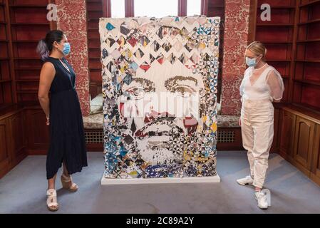 London, Großbritannien. 22. Juli 2020. Die Mitarbeiter sehen eine Arbeit von Vhils. Vorschau auf 'disconnect', eine neue Ausstellung, die ein viktorianisches Stadthaus in Clapham Common, im Südwesten Londons, transformiert, mit Werken von zehn urbanen britischen und internationalen Künstlern. Die Schau wird von Schoeni Projects, einer neuen Plattform für zeitgenössische Kunst mit Sitz in London und Hongkong, präsentiert und ist online und nach Vereinbarung vom 24. Juli bis 24. August 2020 zugänglich. Kredit: Stephen Chung / Alamy Live Nachrichten Stockfoto